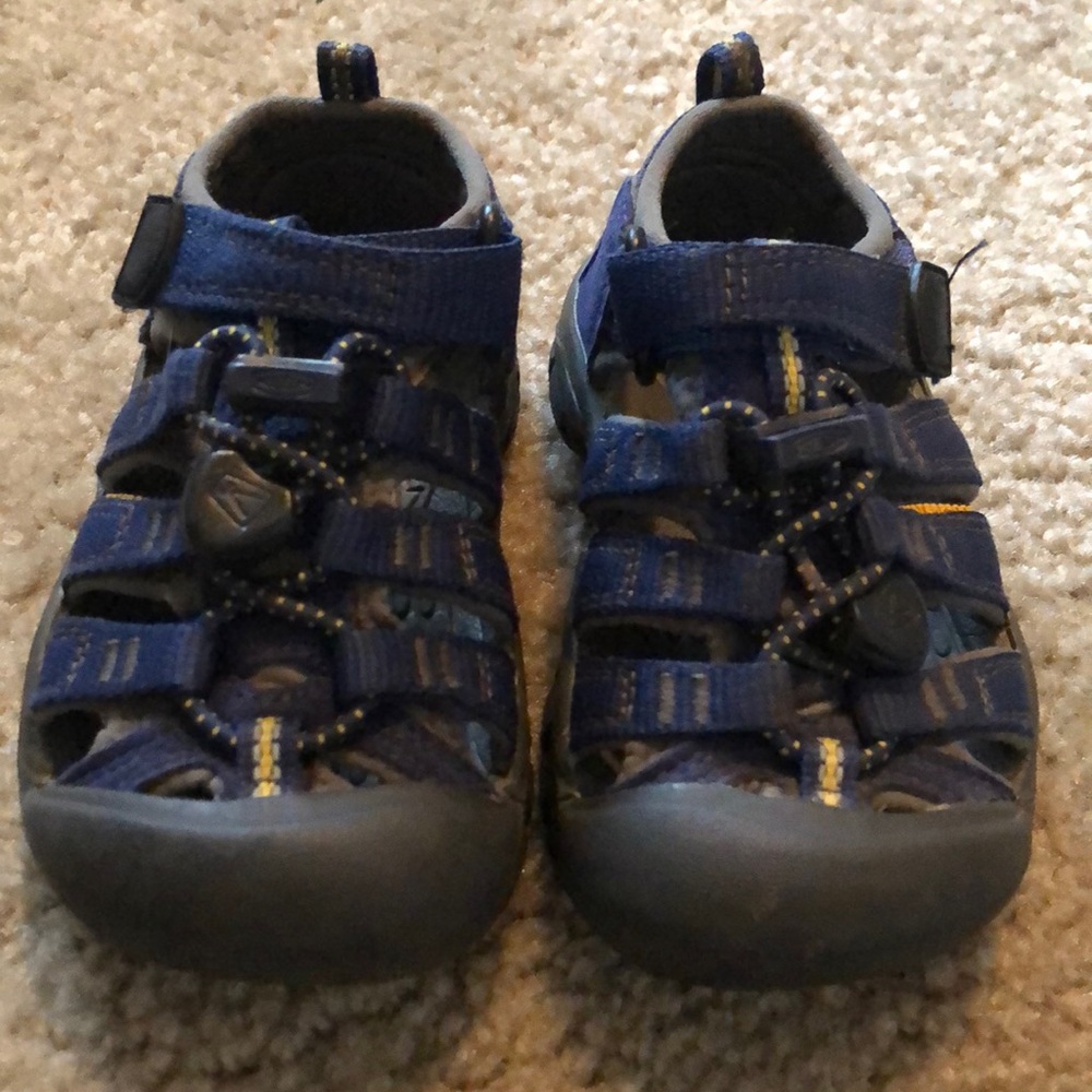 Keen Little kid Sz 8 sandal